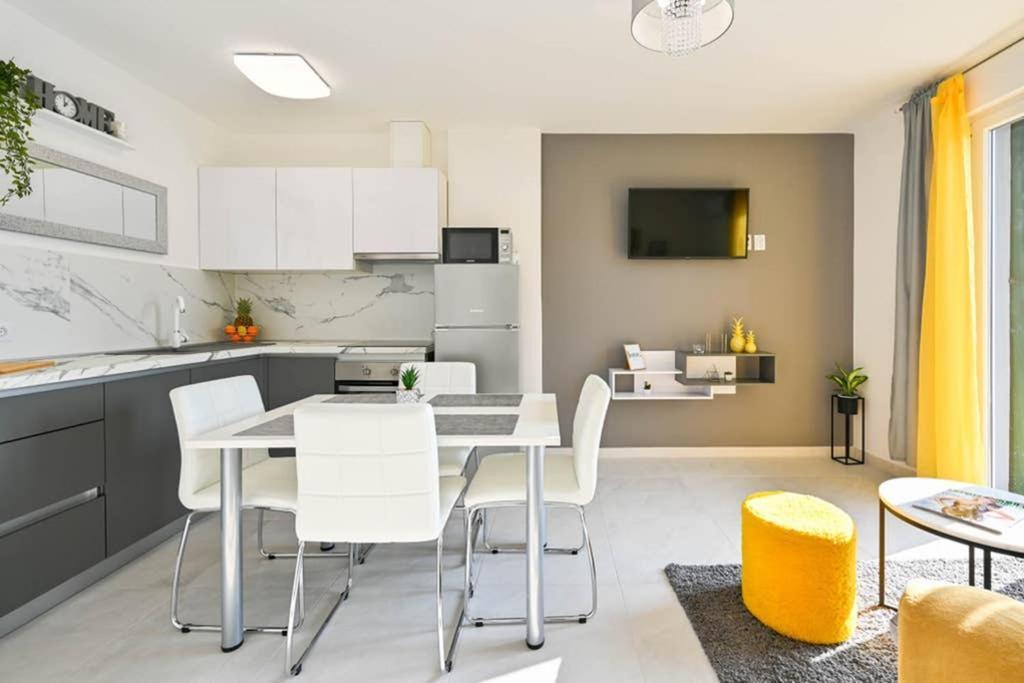 Apartment Noemi With A Direct Beach View Rabac Exterior foto